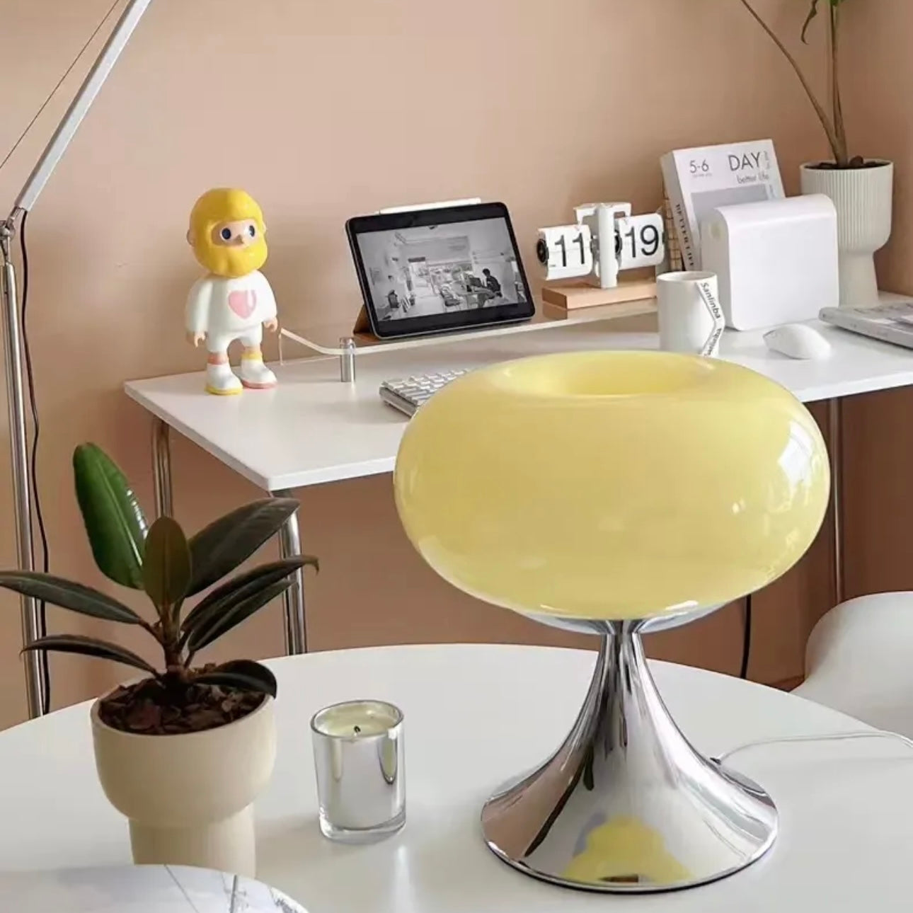 Apple-shaped bauhaus vintage rechargeable glass table lamp